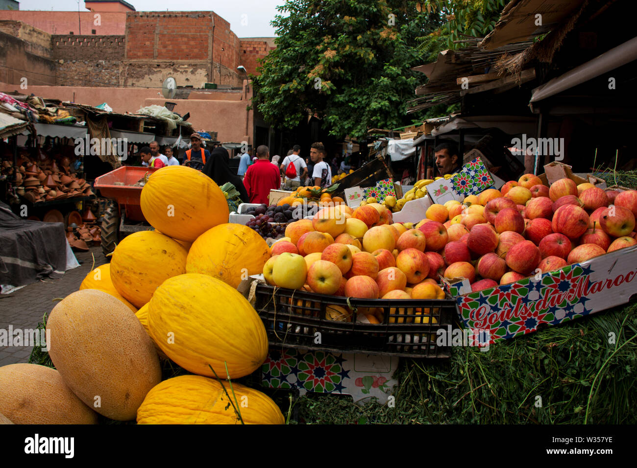 Lokale Obstmarkt in Medina Marrakesch mit Ständen und Körbe von Displays Stockfoto