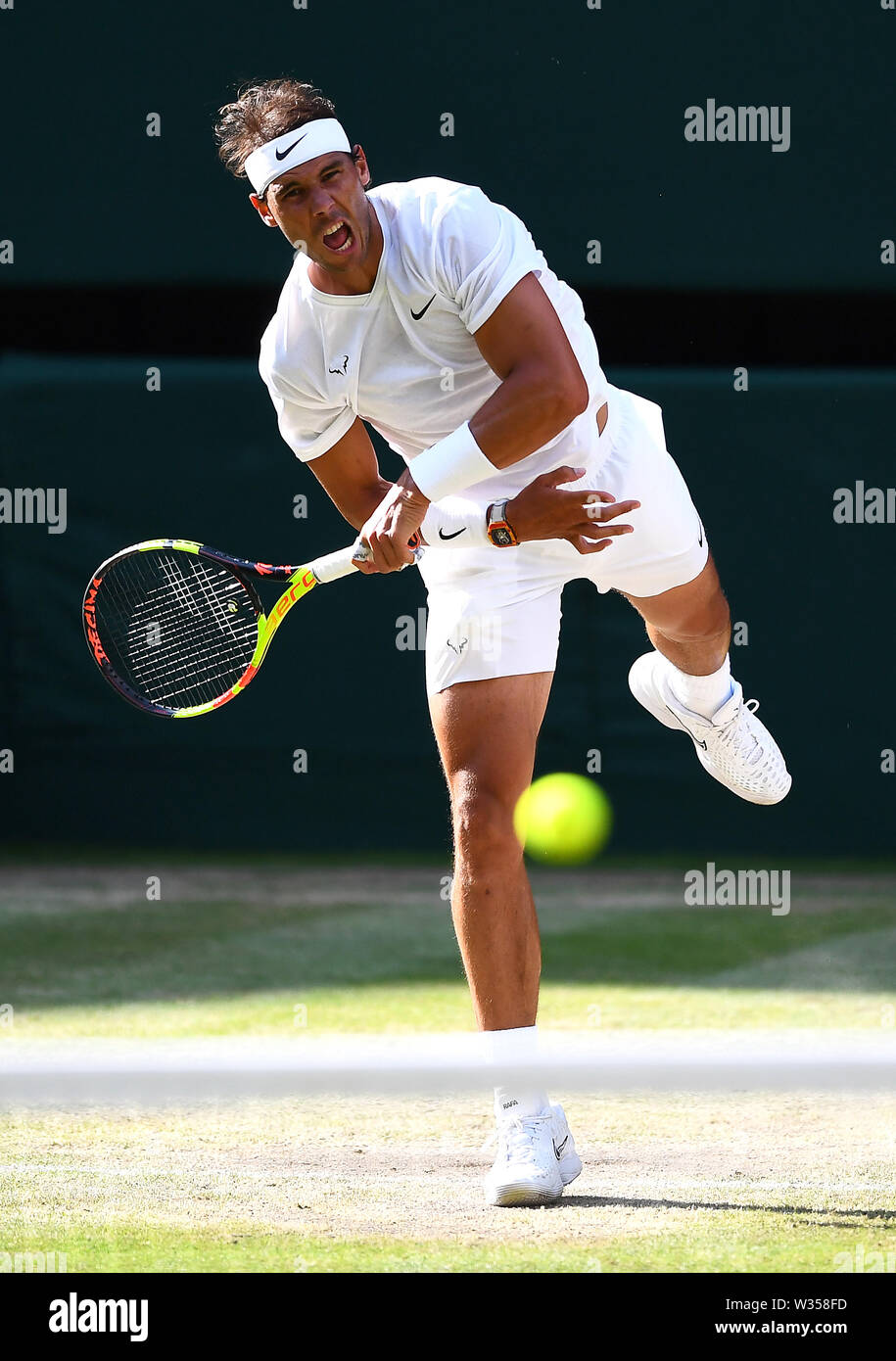 Rafael Nadal im Halbfinale übereinstimmen, der auf dem Center Court am Tag elf der Wimbledon Championships in der All England Lawn Tennis und Croquet Club, Wimbledon. Stockfoto