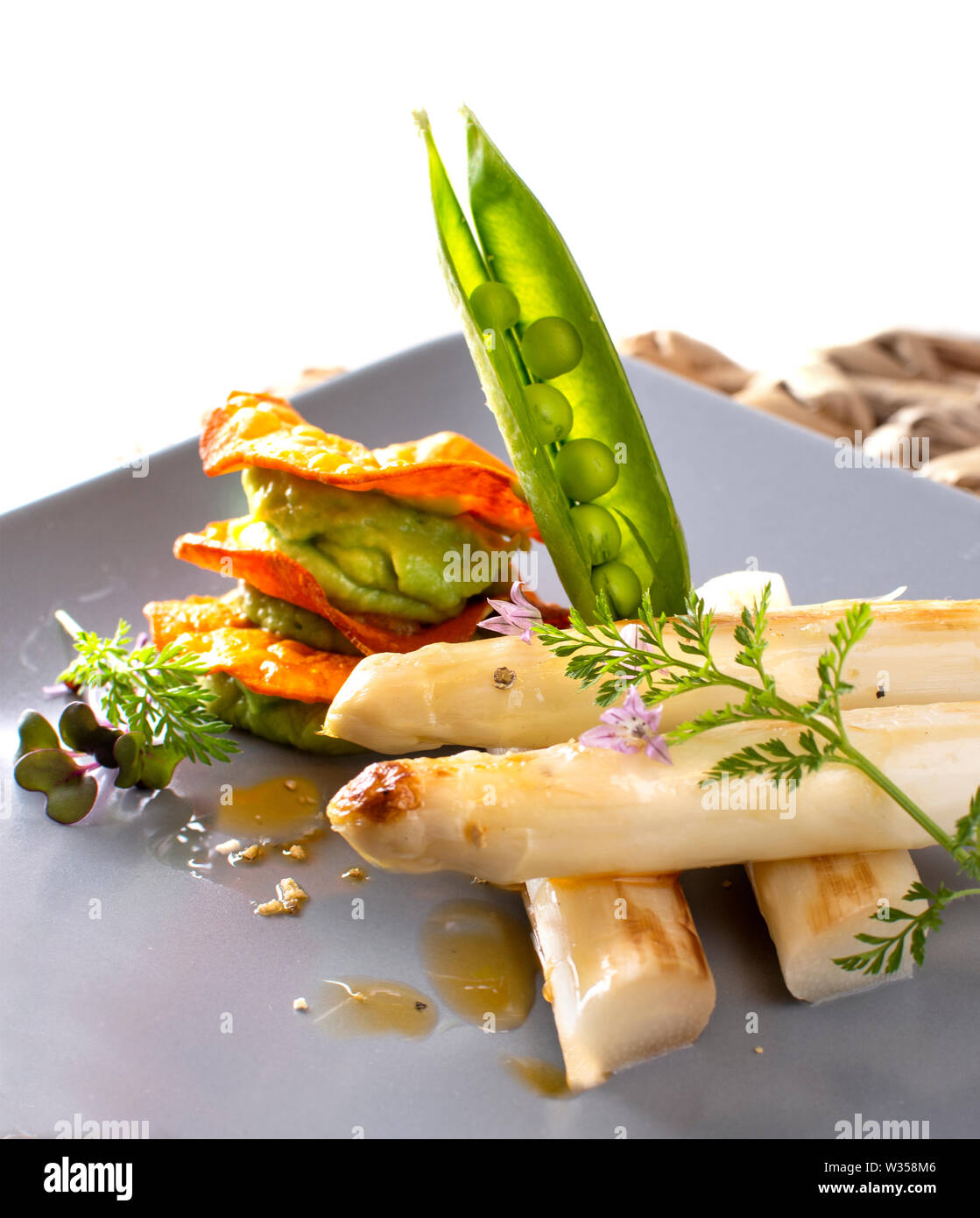 Weißer Spargel frisch im marchfeld Österreich geerntet, und wie ein Gericht mit Sauce und Seet pea Pods gekocht Stockfoto