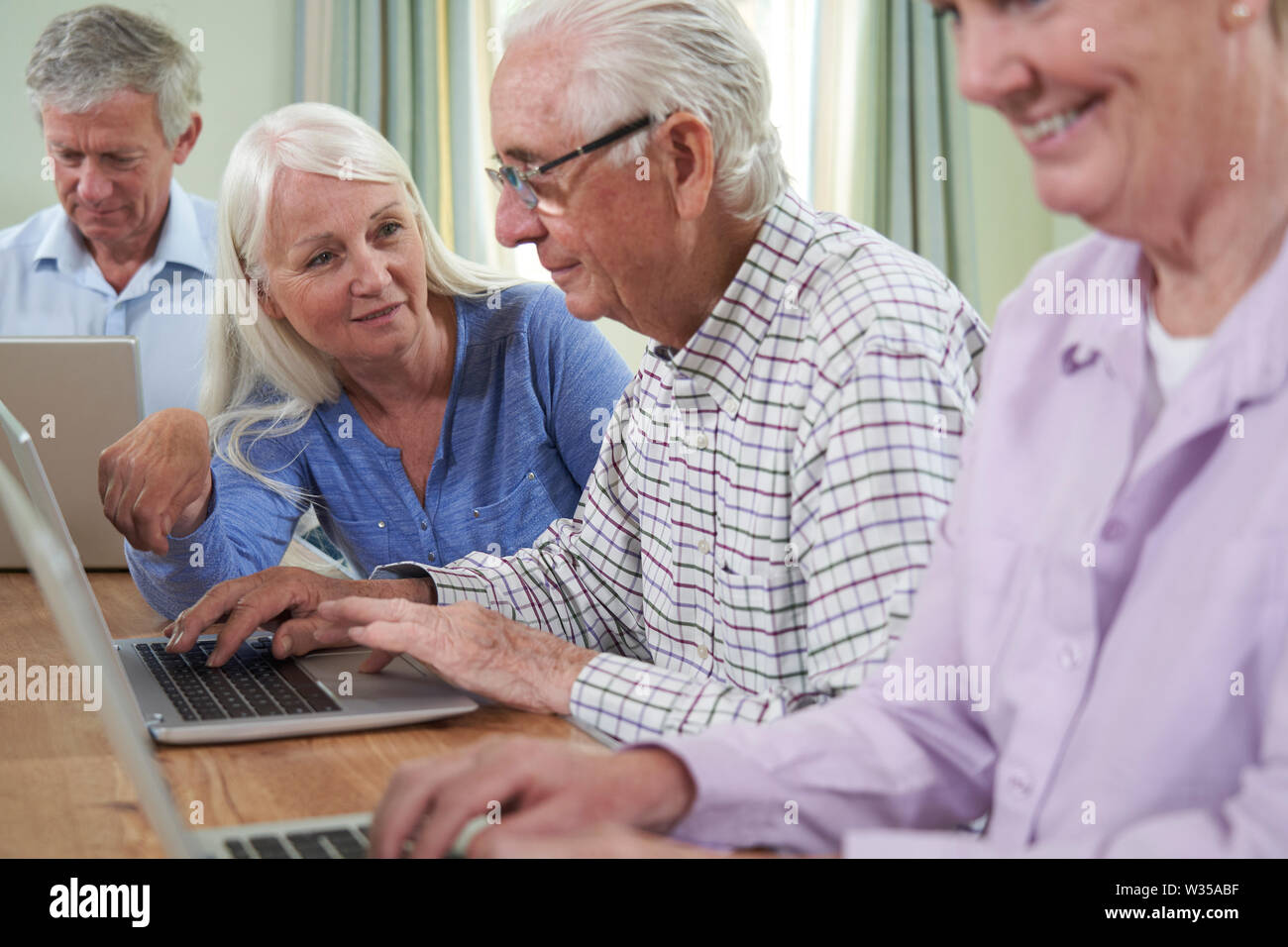 Lehrer und Schüler der Oberstufe in Computing Erwachsenenbildung Klasse Stockfoto