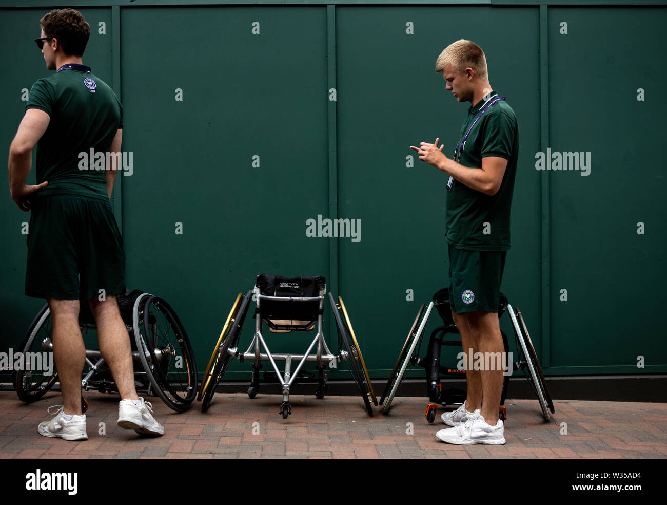Allgemeine Ansicht der player Rollstühle am Tag elf der Wimbledon Championships in der All England Lawn Tennis und Croquet Club, London. Stockfoto