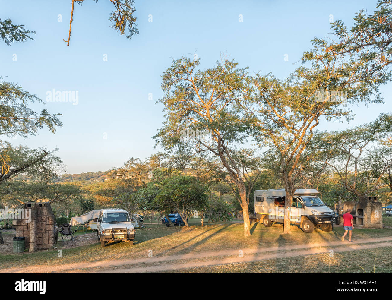 NELSPRUIT, SÜDAFRIKA - Mai 2, 2019: ein Reisemobil, Caravan und die Fahrzeuge am Lakeview Lodge und Caravan Park in Mpumalanga Nelspruit in der Provinc Stockfoto