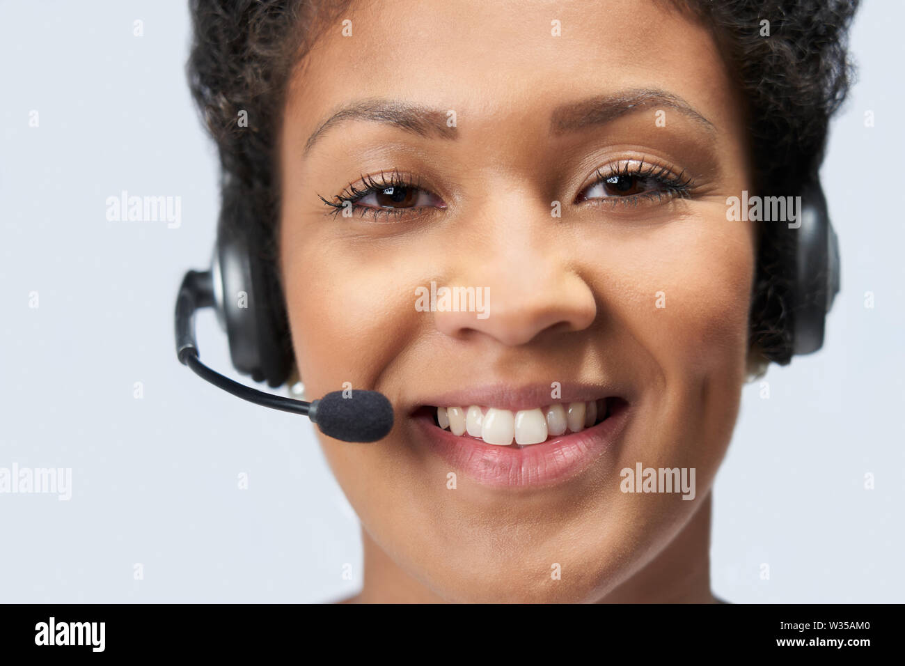 Portrait der Unternehmerin tragen Telefon Headset in die Abteilung Customer Services Stockfoto
