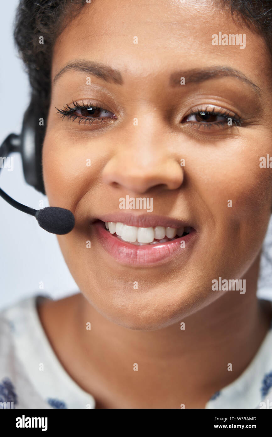 Nahaufnahme von Geschäftsfrau tragen Telefon Headset in die Abteilung Customer Services Stockfoto