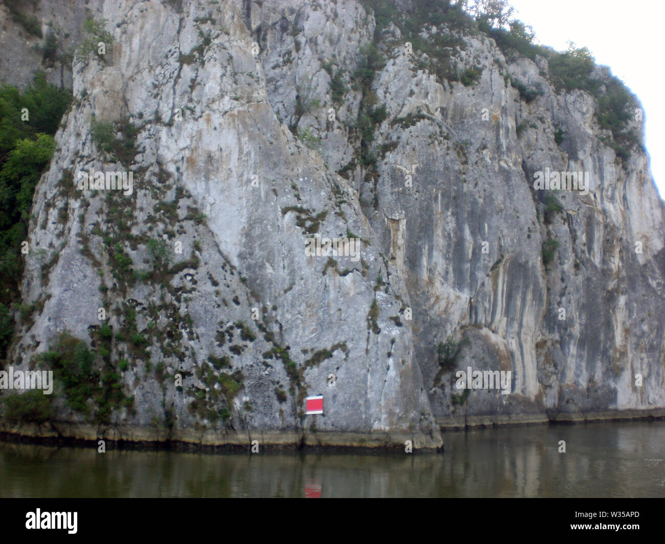 Felsen auf der Donau verunreinigen Romania-Serbia Grenze Stockfoto