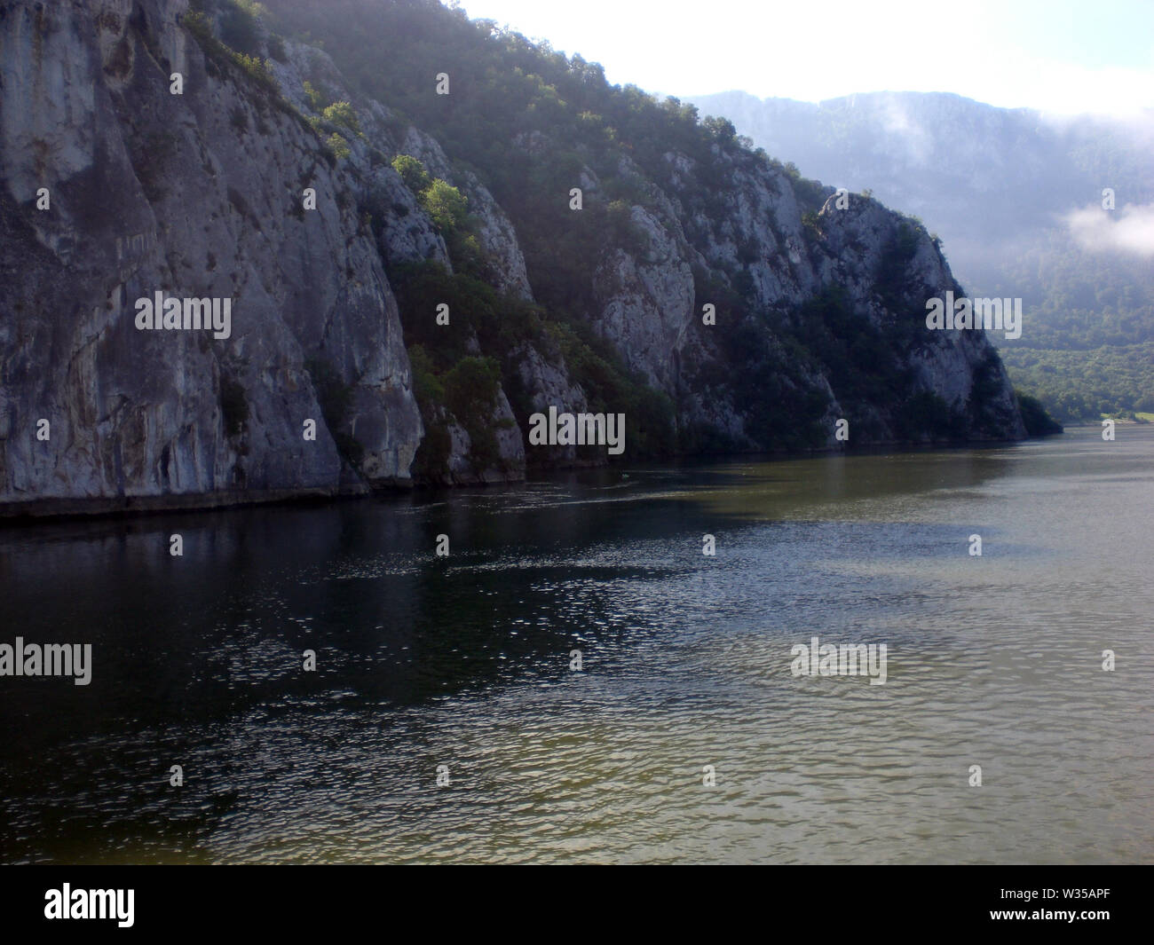 Felsen auf der Donau verunreinigen Romania-Serbia Grenze. Water-Mountain Konzept Stockfoto