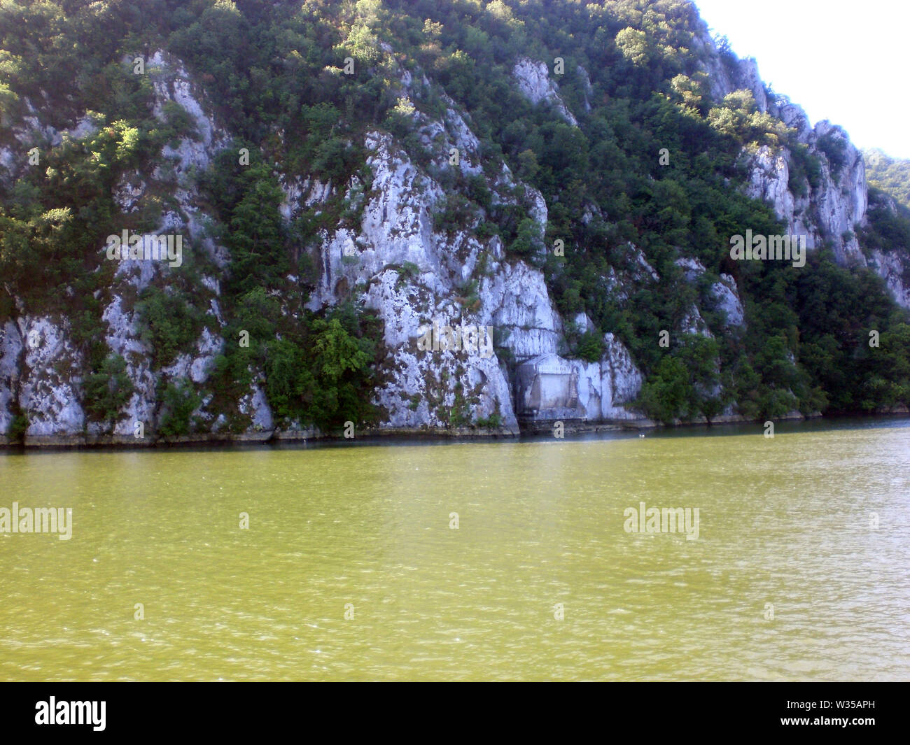 Felsen auf der Donau verunreinigen Romania-Serbia Grenze mit Tabula Traiana auf der Rückseite Stockfoto