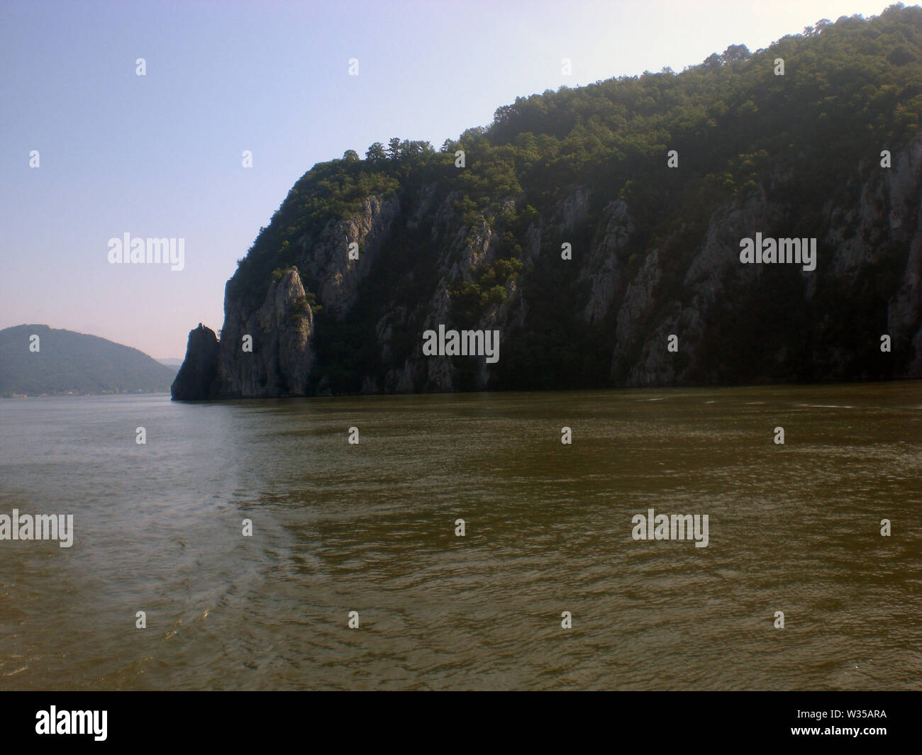 Felsen auf der Donau verunreinigen Romania-Serbia Grenze Stockfoto