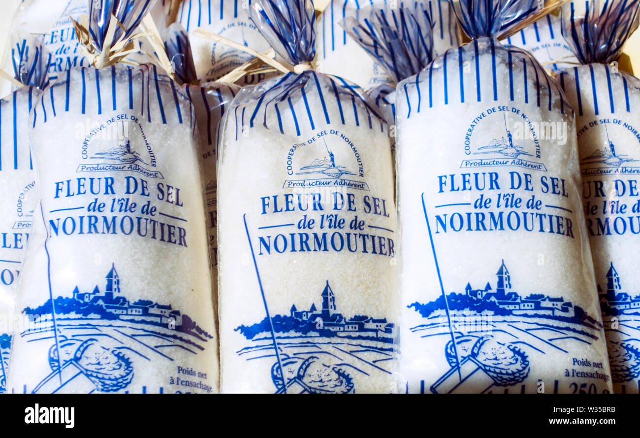 Fleur de Sel/Blume des Salzes aus der Île de Noirmoutier in Beuteln in französischer Sprache Souvenir Shop, Vendée, Frankreich Stockfoto