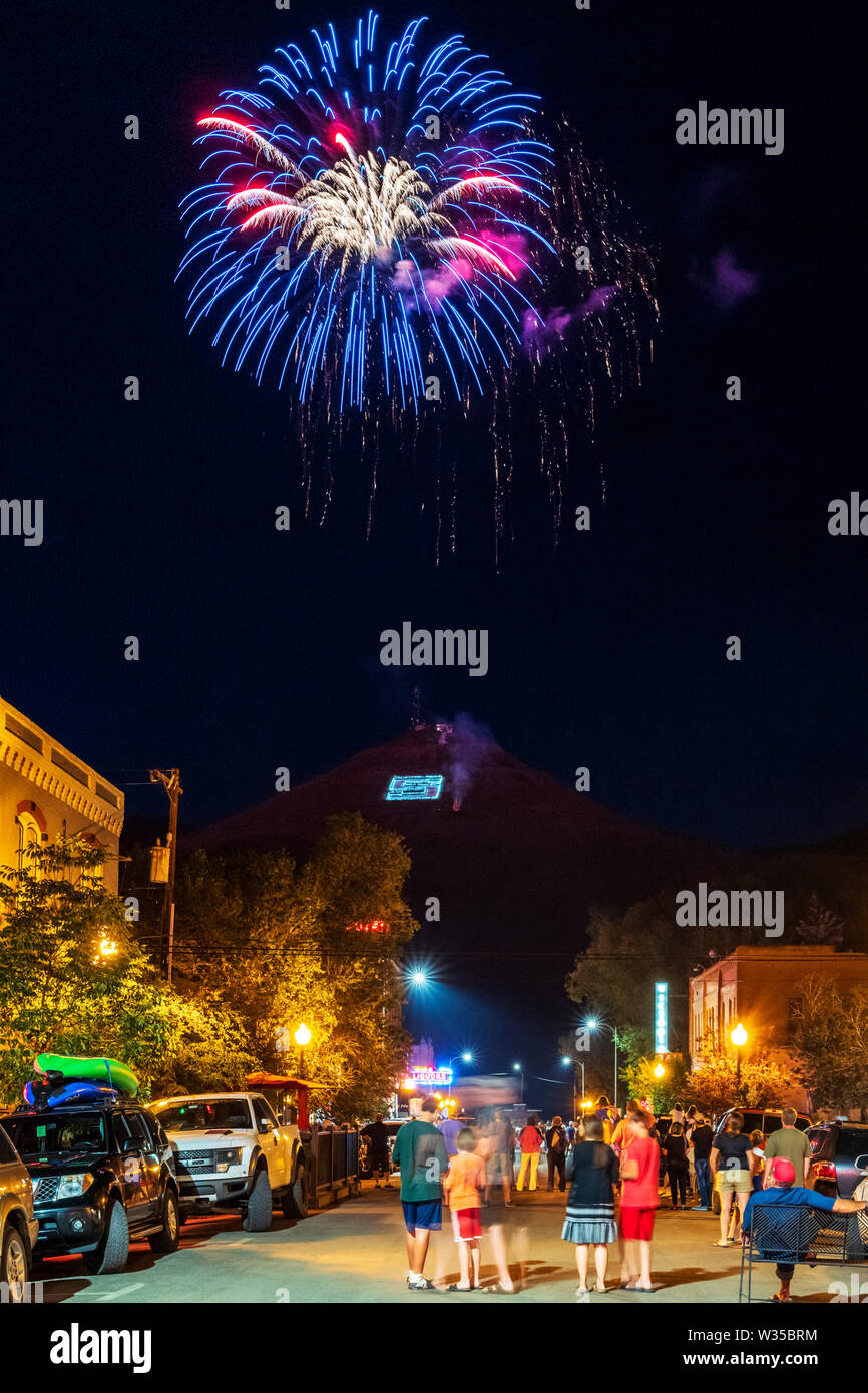 Leute beobachten, die am 4. Juli Feuerwerk am "Berg von der Hauptstraße in Salida, Colorado, USA, gesehen Stockfoto