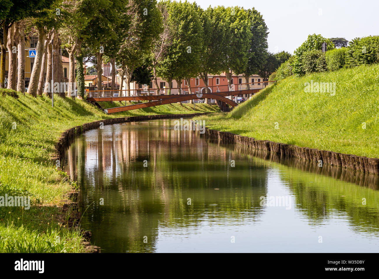 Wasser Kanal unter den Mauern der Stadt Cittadella, Provinz Padua, Italien Stockfoto