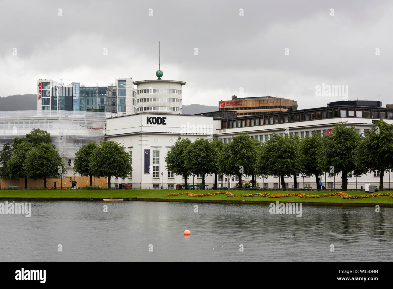 Der Kode 4 Art Museum, auf Lille Lungegårdsvannet (Smålungeren), einem kleinen See im Zentrum von Bergen, Norwegen, an einem regnerischen Tag. Stockfoto