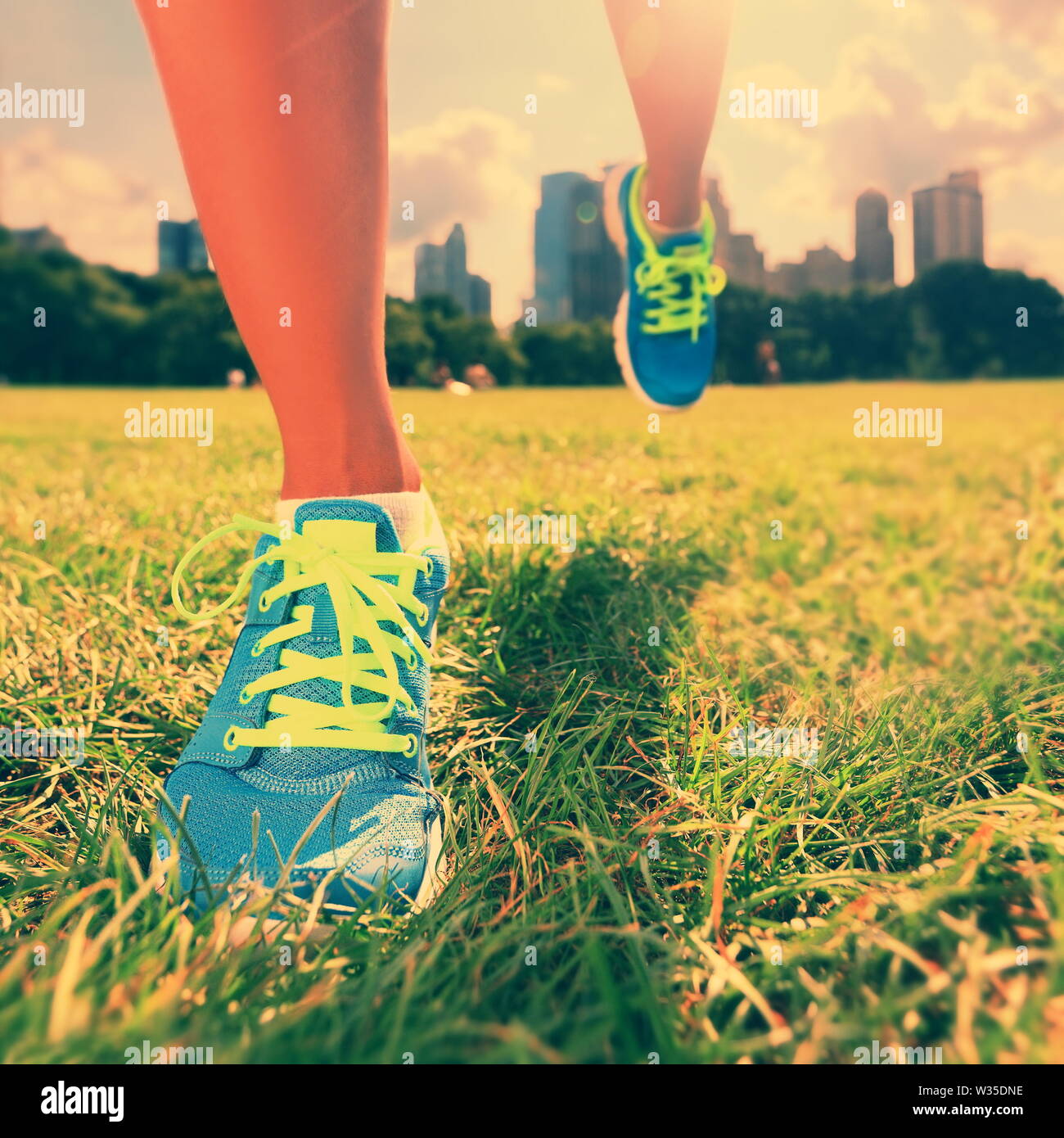 Gesunder Lebensstil Runner - Laufschuhe auf sportlerin Laufschuhe auf Gras. Weibliche jogger Damenschuhe im Central Park, New York City. Stockfoto