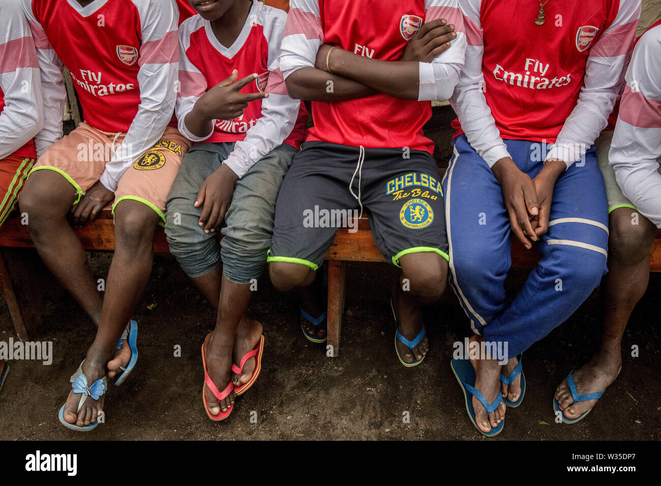 Ehemalige Kindersoldaten posieren für ein Foto im Arsenal Emirates Trikots gekleidet in einem Übergangslager in Goma Fliegen. Hunderte wird mehrere Monate hier verbringen, bevor sie in der Gemeinschaft eingegliedert werden. UNICEF arbeitet mit Monusco (UN-Mission zur Stabilisierung der Demokratischen Republik Kongo) Einige der Zehntausende von Kindersoldaten, die im Osten der Demokratischen Republik Kongo seit 2013 rekrutiert wurden, zu unterstützen. Stockfoto