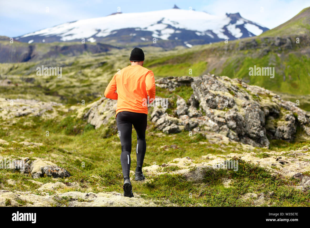 Sport Athleten Mann - trainieren Trail Runner läuft. Aktive männliche fitness Modell Ausbildung und Joggen im Freien in der schönen Berg Natur Landschaft durch Snæfellsjökull, Snaefellsnes, Island. Stockfoto