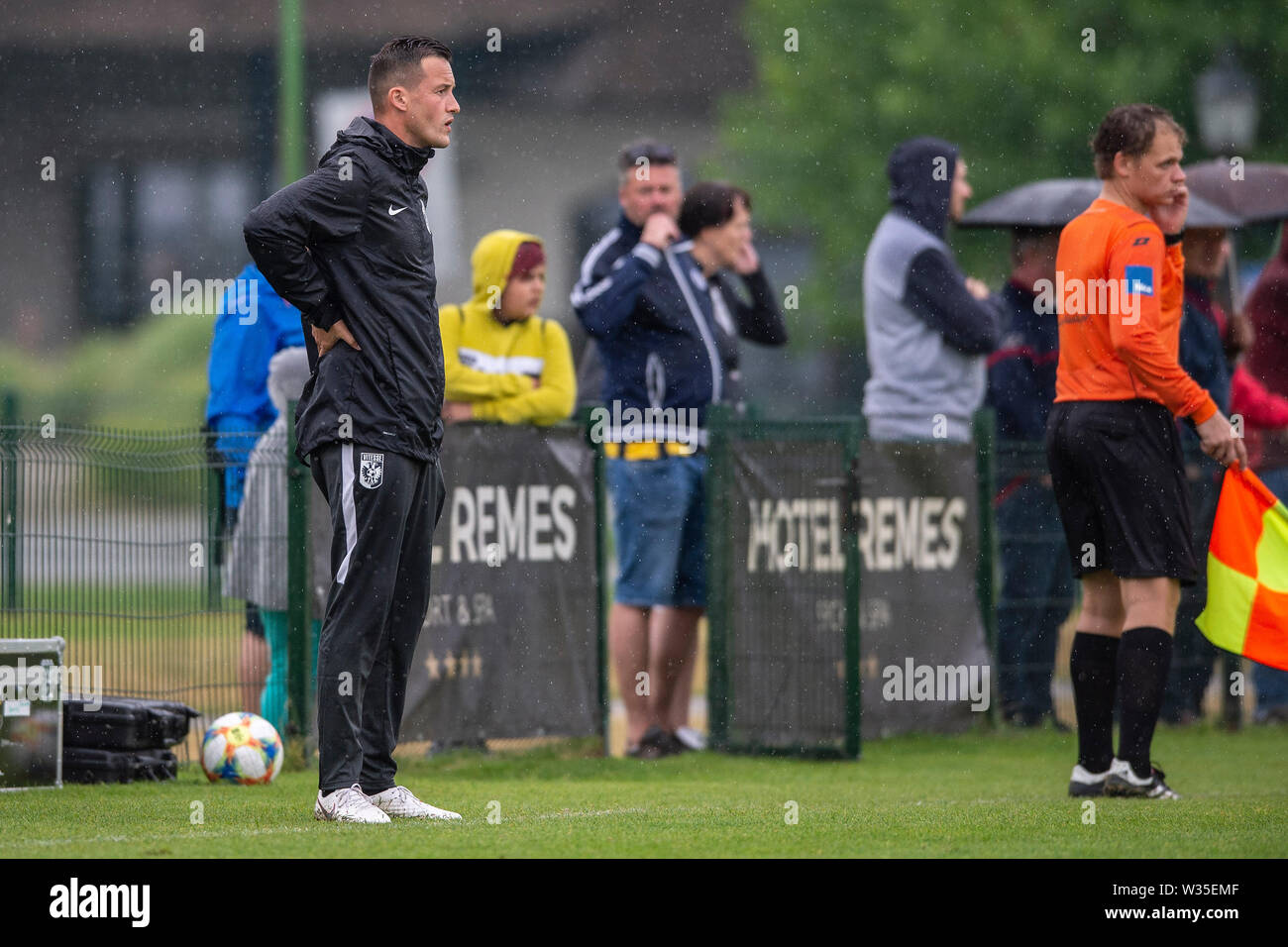 Opalenica, Polen. 12. Juli, 2019. OPALENICA, 12-07-2019, deutscher Fußball, Eredivisie, Saison 2019/2020, trainingcamp, freundlich, Vitesse behilflicher Trainer Oleg Yarovinsky während des Spiels Pogon Stettin - Vitesse 2-1 Credit: Pro Schüsse/Alamy leben Nachrichten Stockfoto