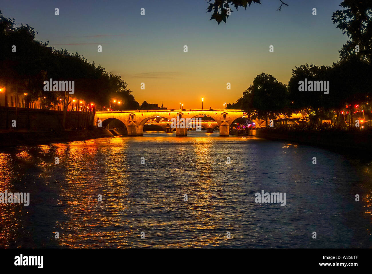 Pont Marie Brücke bei Nacht beleuchtet Ile Saint Louis, am Fluss Seine, Paris, Frankreich. Stockfoto