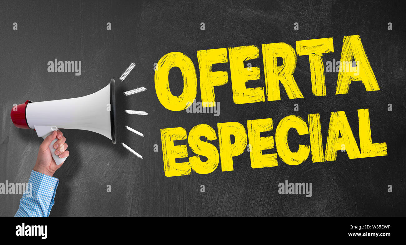 Hand des Kaufmanns holding Megaphon oder Megaphon gegen Tafel mit Text OFERTA ESPECIAL, Spanisch für ANGEBOT Stockfoto