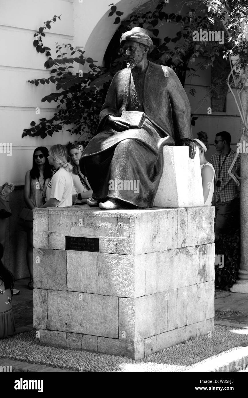 Detail der Statue zu Ehren von Moses ben Maimon oder Maimonides, einem mittelalterlichen Sephardischer jüdischer Gelehrter, in Córdoba, Spanien. Stockfoto