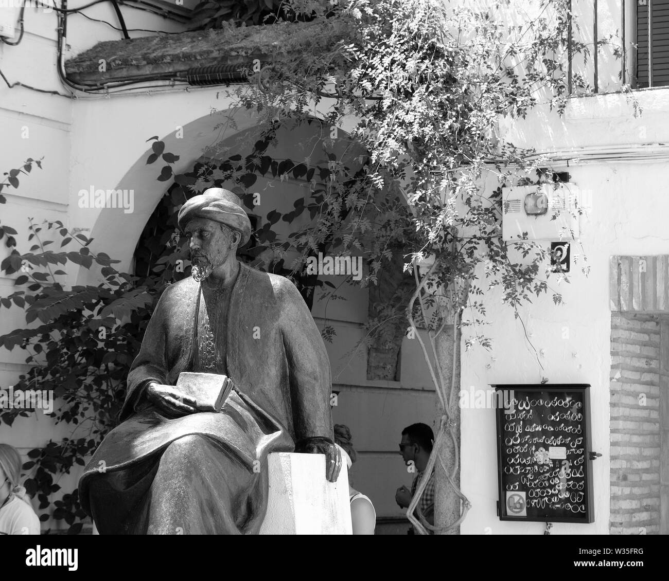 Detail der Statue zu Ehren von Moses ben Maimon oder Maimonides, einem mittelalterlichen Sephardischer jüdischer Gelehrter, in Córdoba, Spanien. Stockfoto