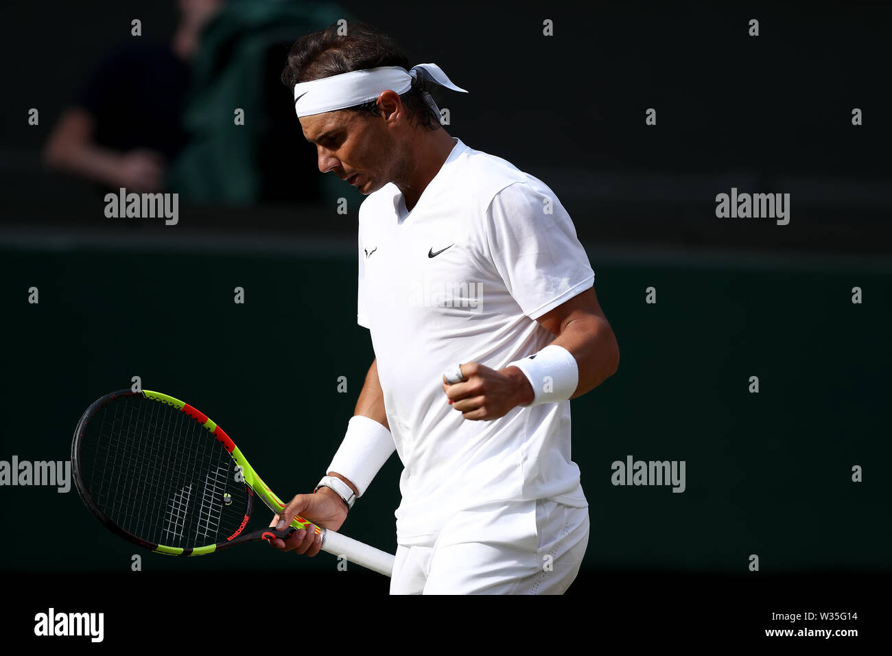 London, Großbritannien. 12. Juli, 2019. 12. Juli 2019, den All England Lawn Tennis und Croquet Club, Wimbledon, England, Wimbledon Tennis Turnier, Tag 11; Rafael Nadal (ESP) feiert, als er gewinnt einen Punkt gegen Roger Federer (SUI) Credit: Aktion Plus Sport Bilder/Alamy leben Nachrichten Stockfoto