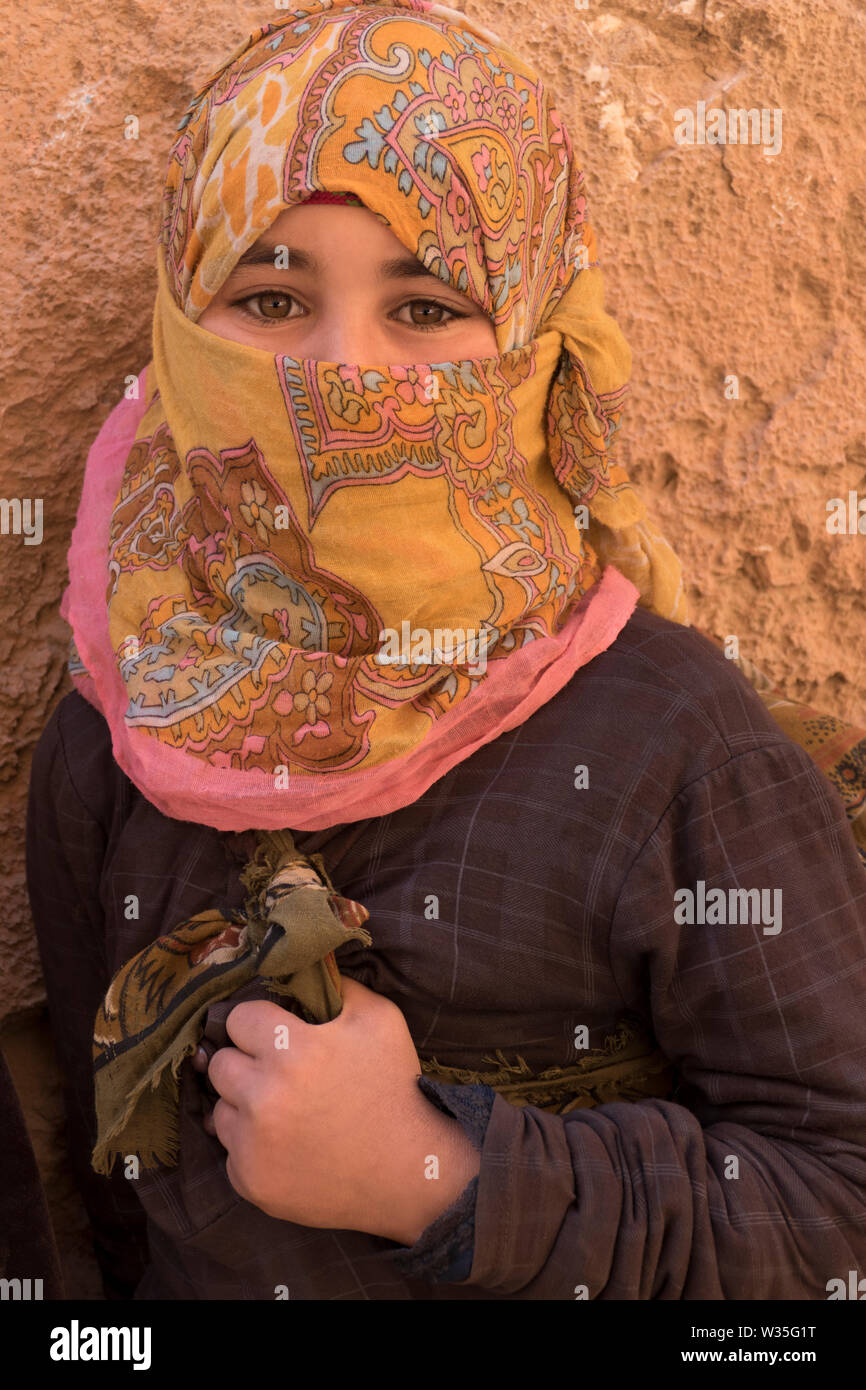 Ein Berber junges Mädchen Kopf geschossen mit traditionellem Kopfschmuck in die Dades Schluchten in das Atlasgebirge in Marokko in Nordafrika, in die Kamera. Stockfoto