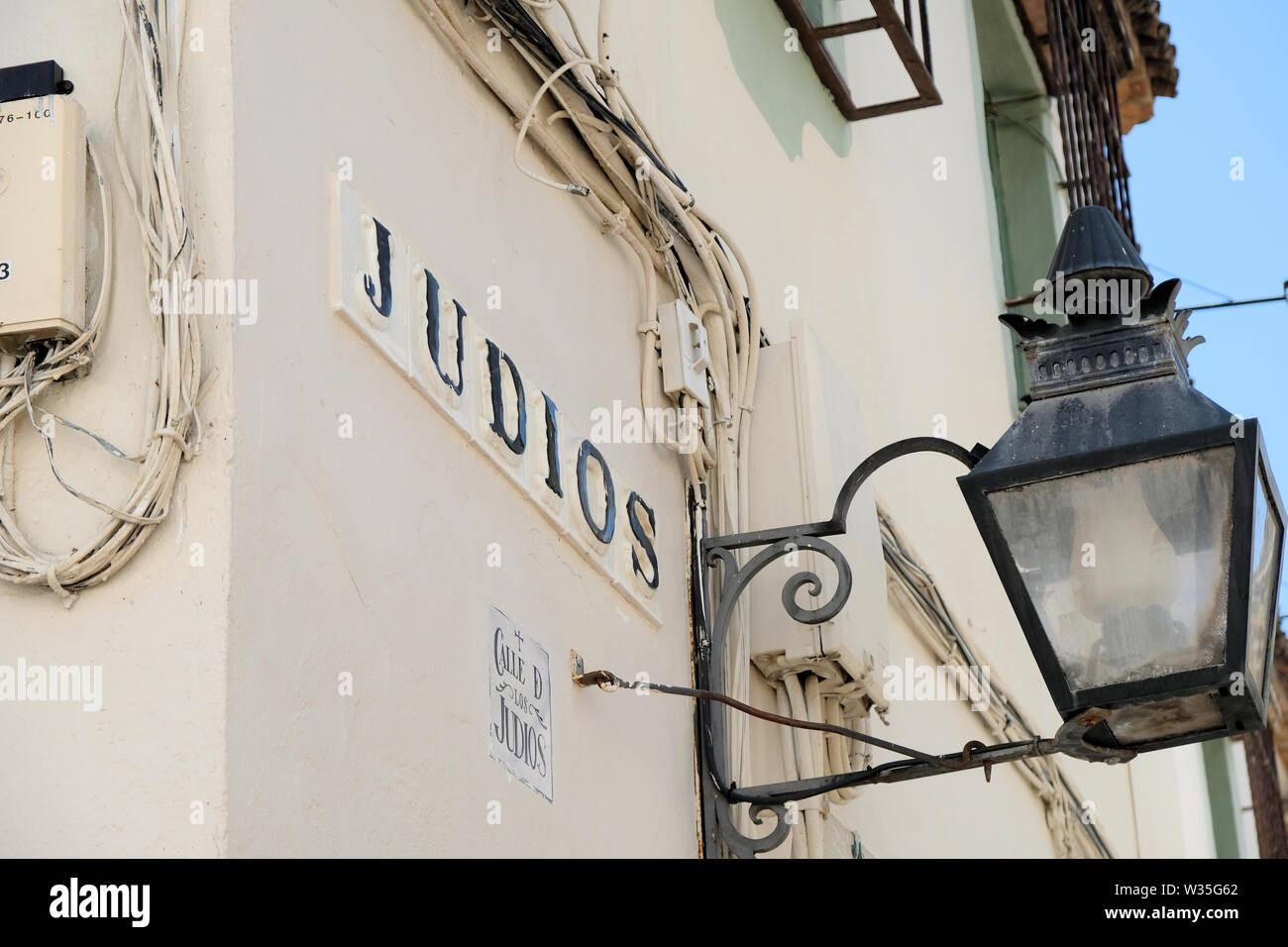 Zeichen in der Calle Judíos im Herzen des jüdischen Viertels in Cordoba, Spanien; Standort der Plaza de Tiberíades und dem Denkmal für Maimonides. Stockfoto