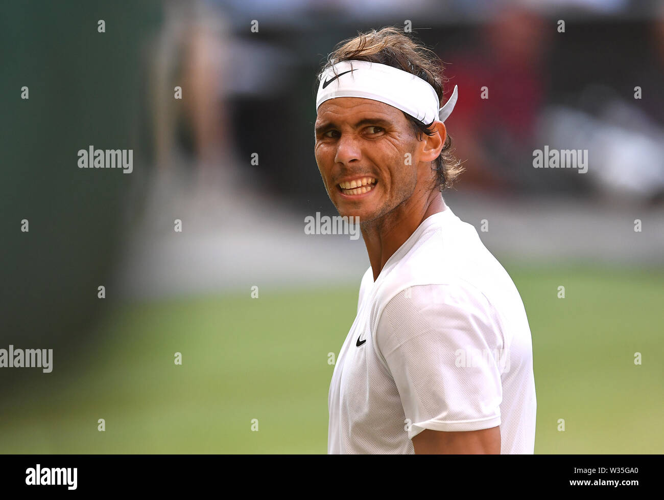 Rafael Nadal im Halbfinale übereinstimmen, der auf dem Center Court am Tag elf der Wimbledon Championships in der All England Lawn Tennis und Croquet Club, Wimbledon. Stockfoto