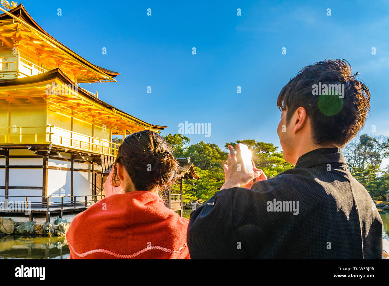 KYOTO, JAPAN, Januar - 2019 - Touristen am berühmten kinkakuji Zen Tempel in Kyoto, Japan Stockfoto