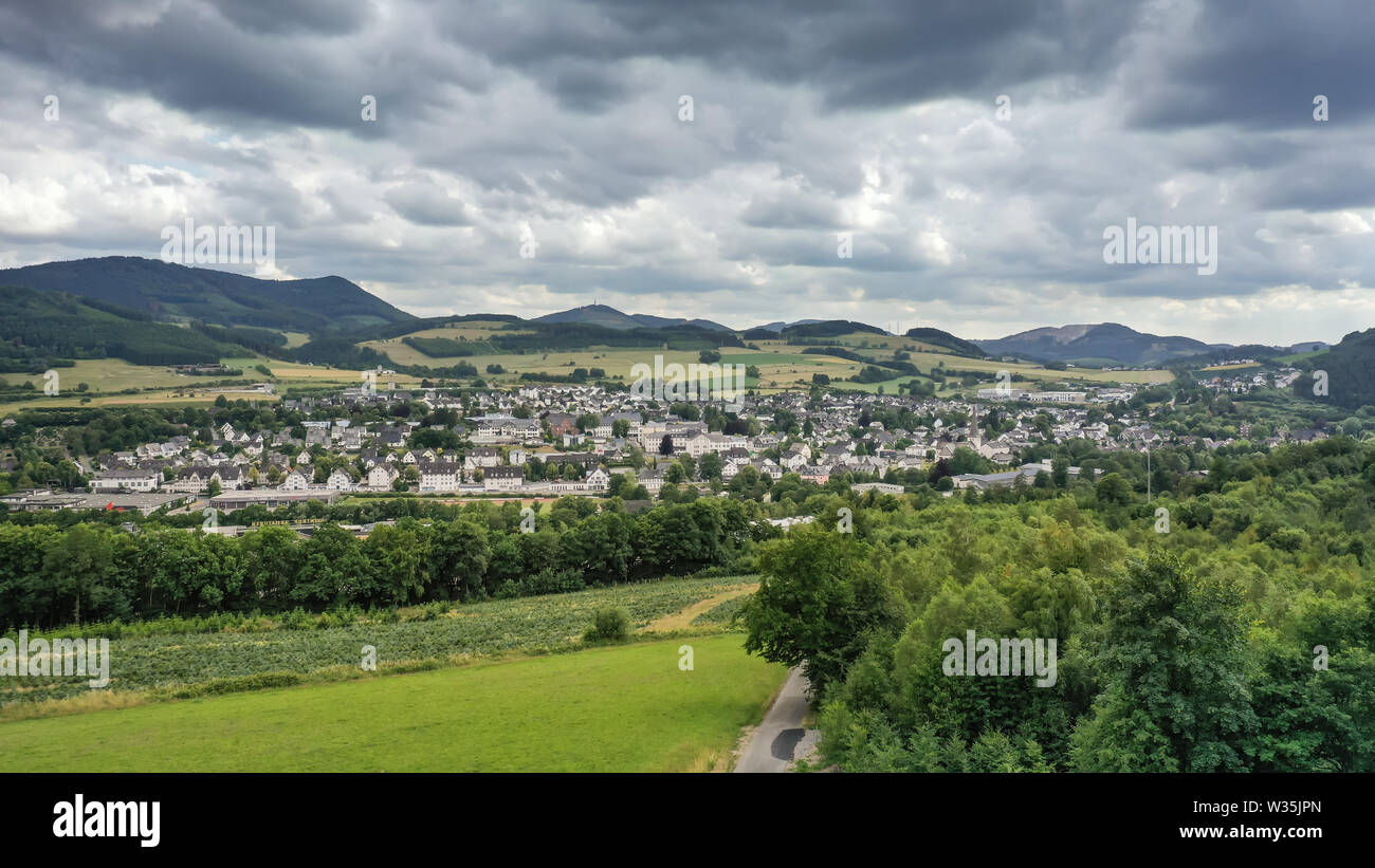 Luftaufnahme von Olsberg Bigge, Nordrhein-Westfalen, Deutschland. Im Juli, die Bäume und die Wiesen sind grün. Bewölkter Himmel über der Stadt. Hohe Auflösung al Stockfoto