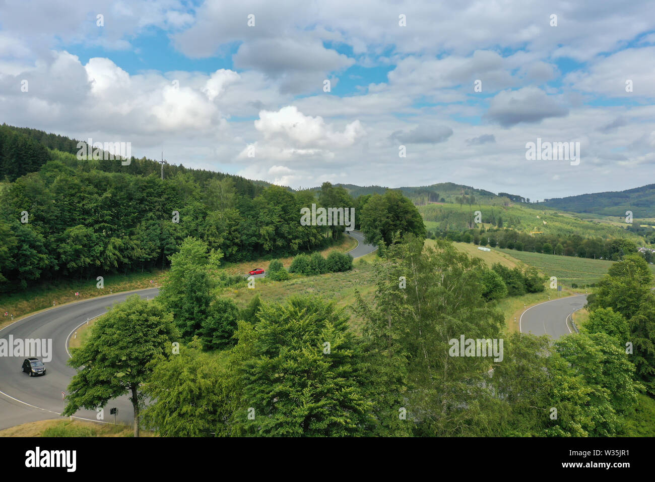 Luftbild von Norden nach Westen auf der Kurve an der County Road 15 in Richtung Olsberg, Nordrhein-Westfalen, Deutschland. Stockfoto
