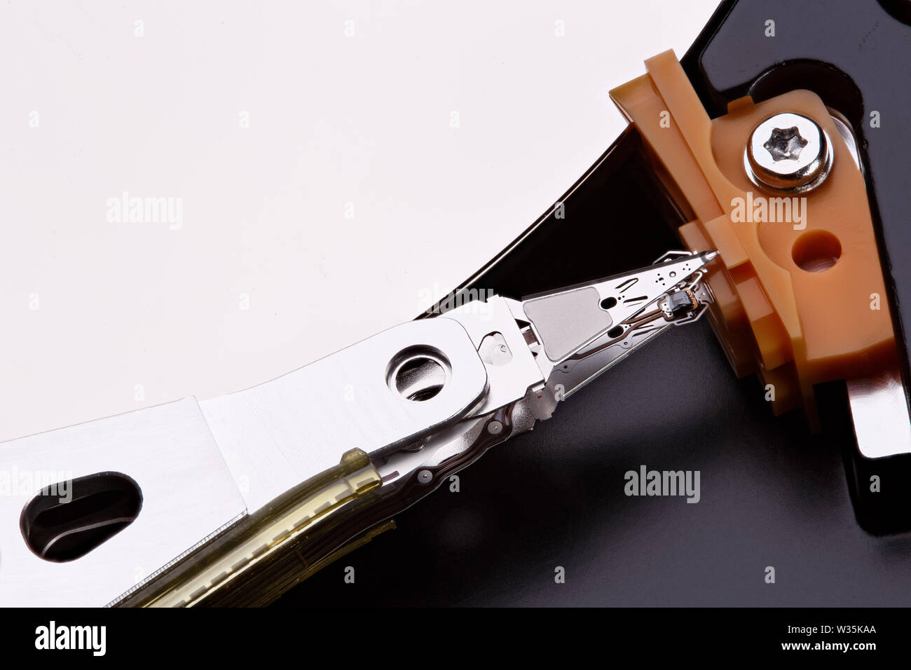 Makro konzentrierte sich auf magnetischen Kopf auf Festplatte hdd. Gestapelt Foto. Stockfoto