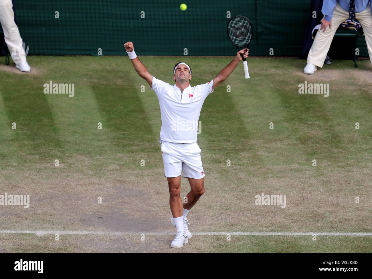 Wimbledon, London, UK. 12. Juli 2019. Wimbledon Tennis Championships, London, UK. Roger Federer feiert Sieg über Rafael Nadal, Mens Singles Halbfinale, 2019 Credit: Allstar Bildarchiv/Alamy leben Nachrichten Stockfoto