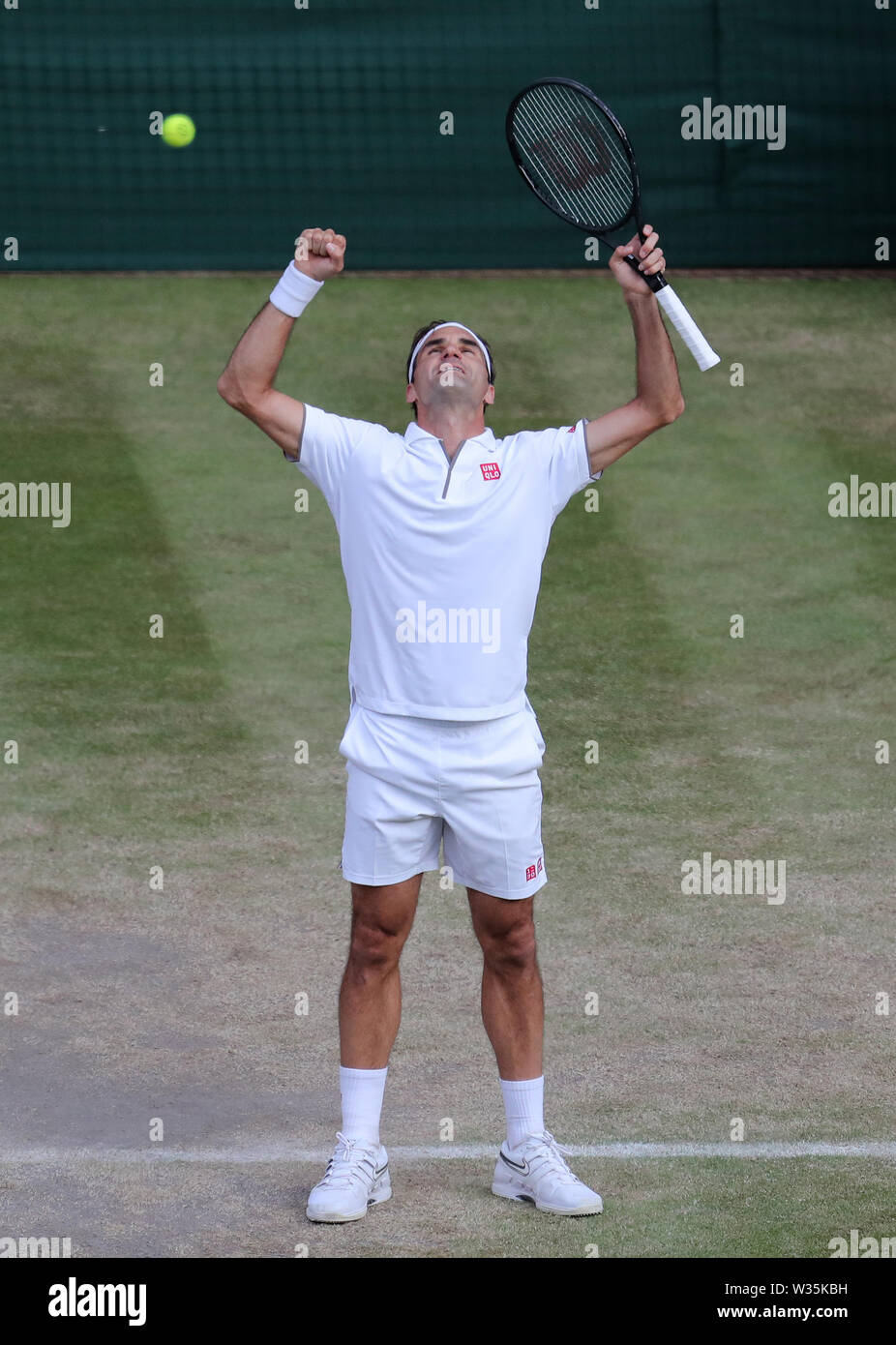 Wimbledon, London, UK. 12. Juli 2019. Wimbledon Tennis Championships, London, UK. Roger Federer feiert Sieg über Rafael Nadal, Mens Singles Halbfinale, 2019 Credit: Allstar Bildarchiv/Alamy leben Nachrichten Stockfoto