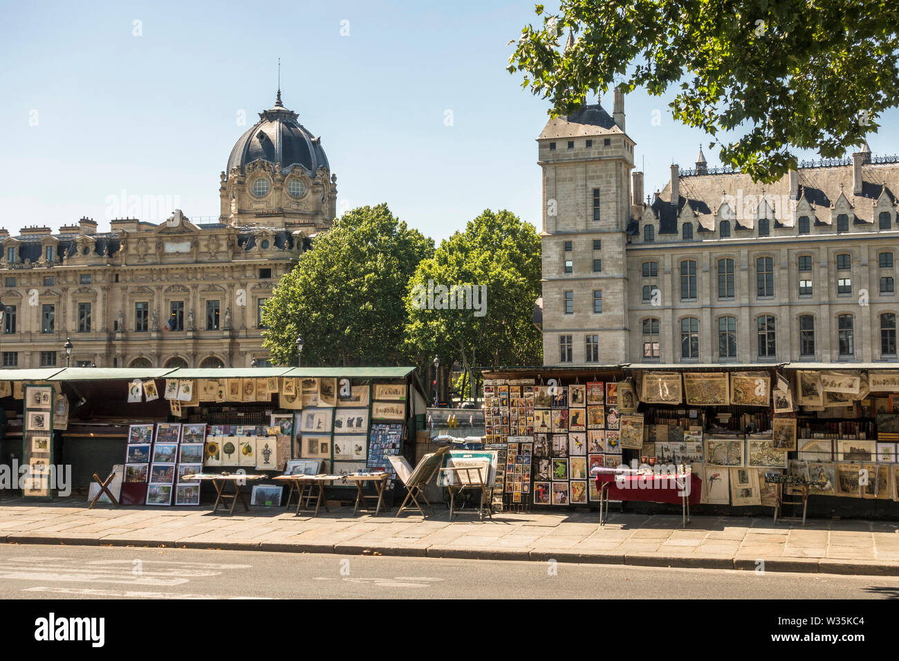 Die Bouquinistes von Paris, Frankreich, Buchhändler Stände neben Ti seine Fluss, Frankreich. Stockfoto