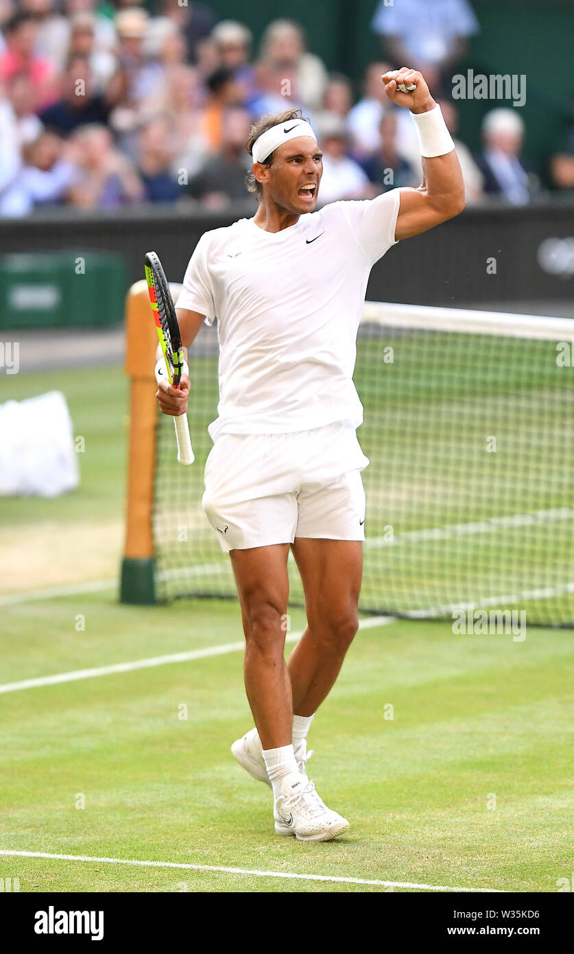 Rafael Nadal im Halbfinale übereinstimmen, der auf dem Center Court am Tag elf der Wimbledon Championships in der All England Lawn Tennis und Croquet Club, Wimbledon. Stockfoto