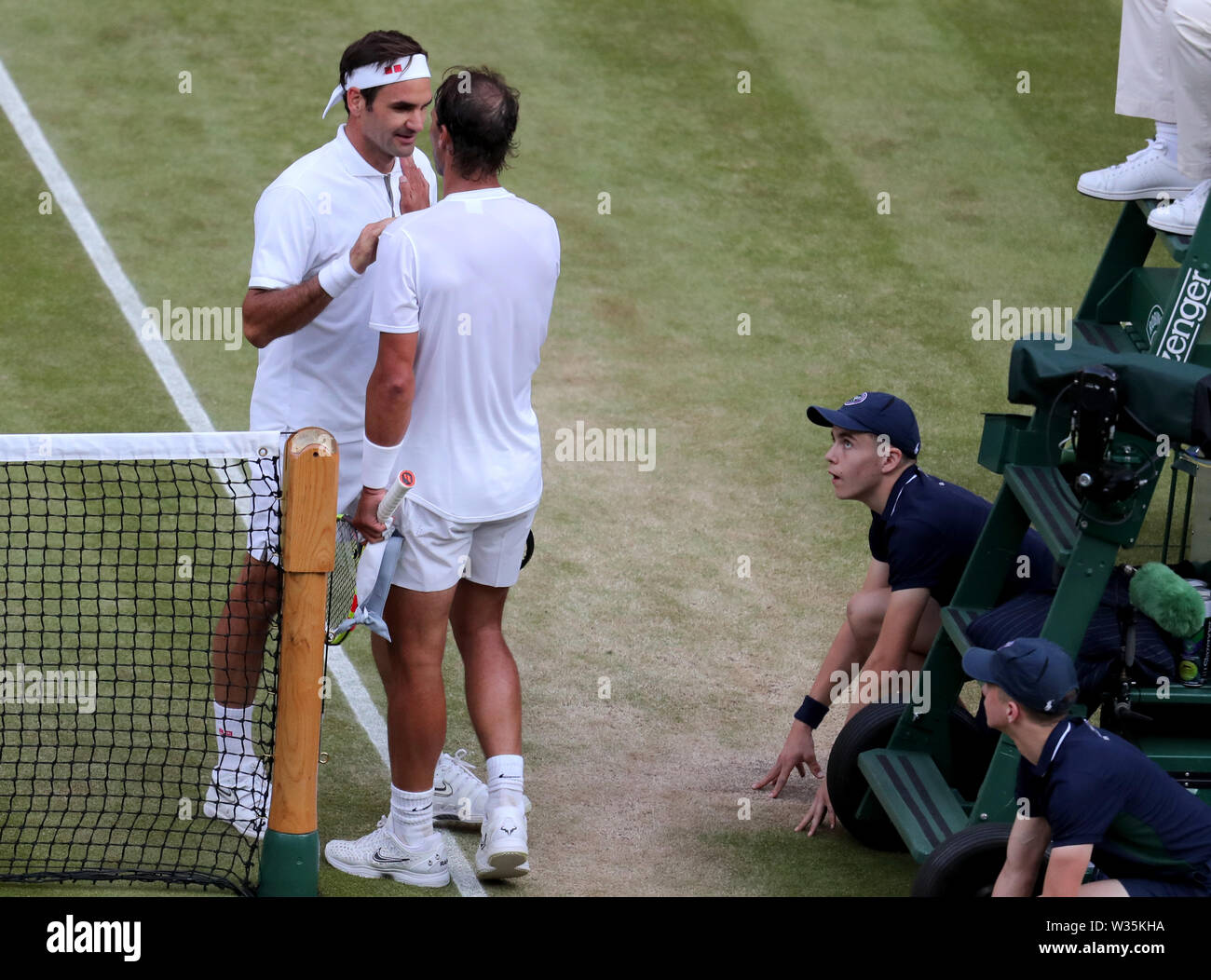 Wimbledon, London, UK. 12. Juli 2019. Wimbledon Tennis Championships, London, UK. Roger Federer feiert Sieg über Rafael Nadal, Mens Singles Halbfinale, 2019 Credit: Allstar Bildarchiv/Alamy leben Nachrichten Stockfoto