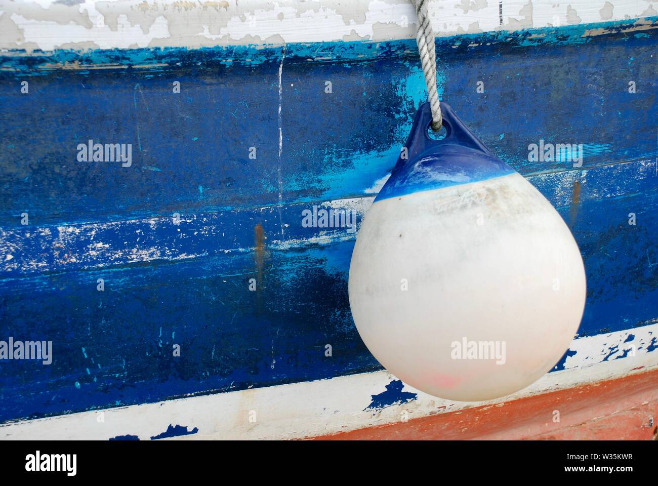 In der Nähe von Boat Hull und Boje Stockfoto