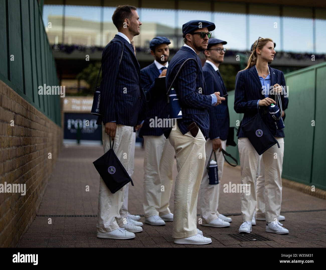 Allgemeine Ansicht von match Beamte am Tag elf der Wimbledon Championships in der All England Lawn Tennis und Croquet Club, London. Stockfoto