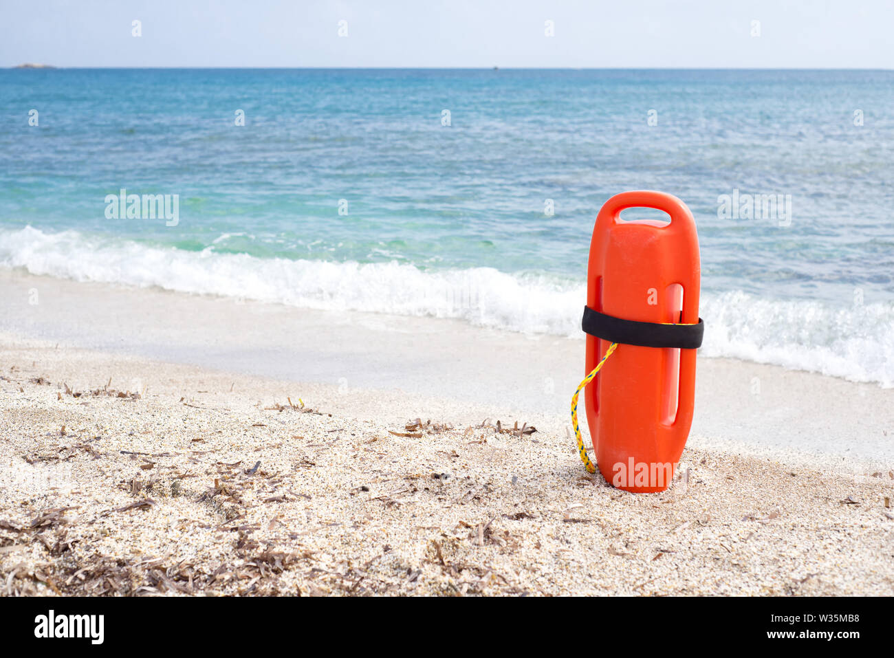 Orange Boje stehend auf den Sand am Meer, Sicherheitskonzept Stockfoto