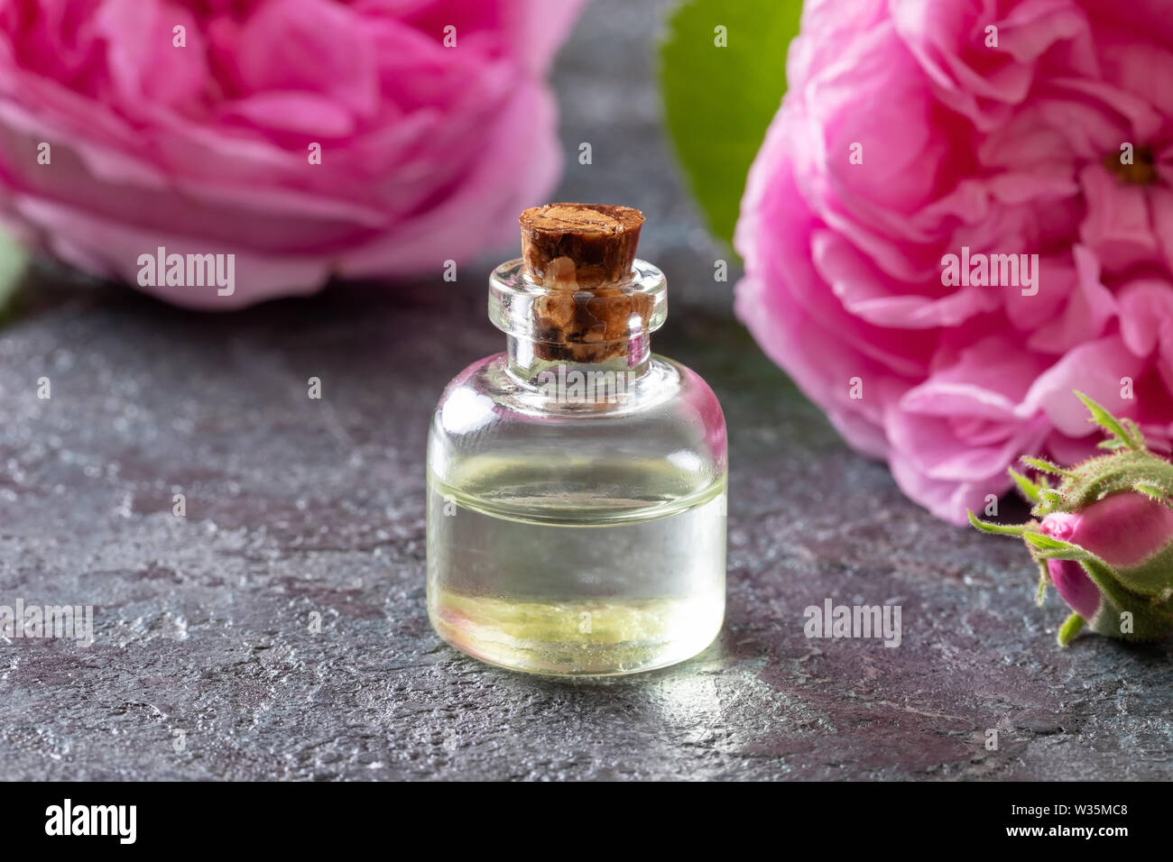 Eine Flasche Öl mit Kohl rosa Blüten Stockfoto