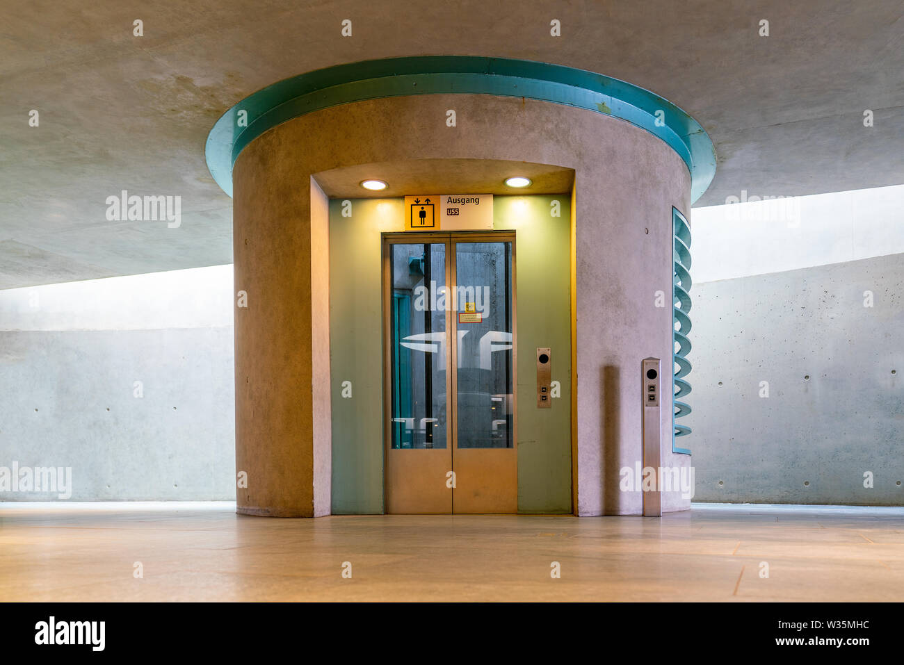 Ungewohnte Perspektive der Tür über einen Aufzug an der Berliner undergroundstation Bundestag Stockfoto