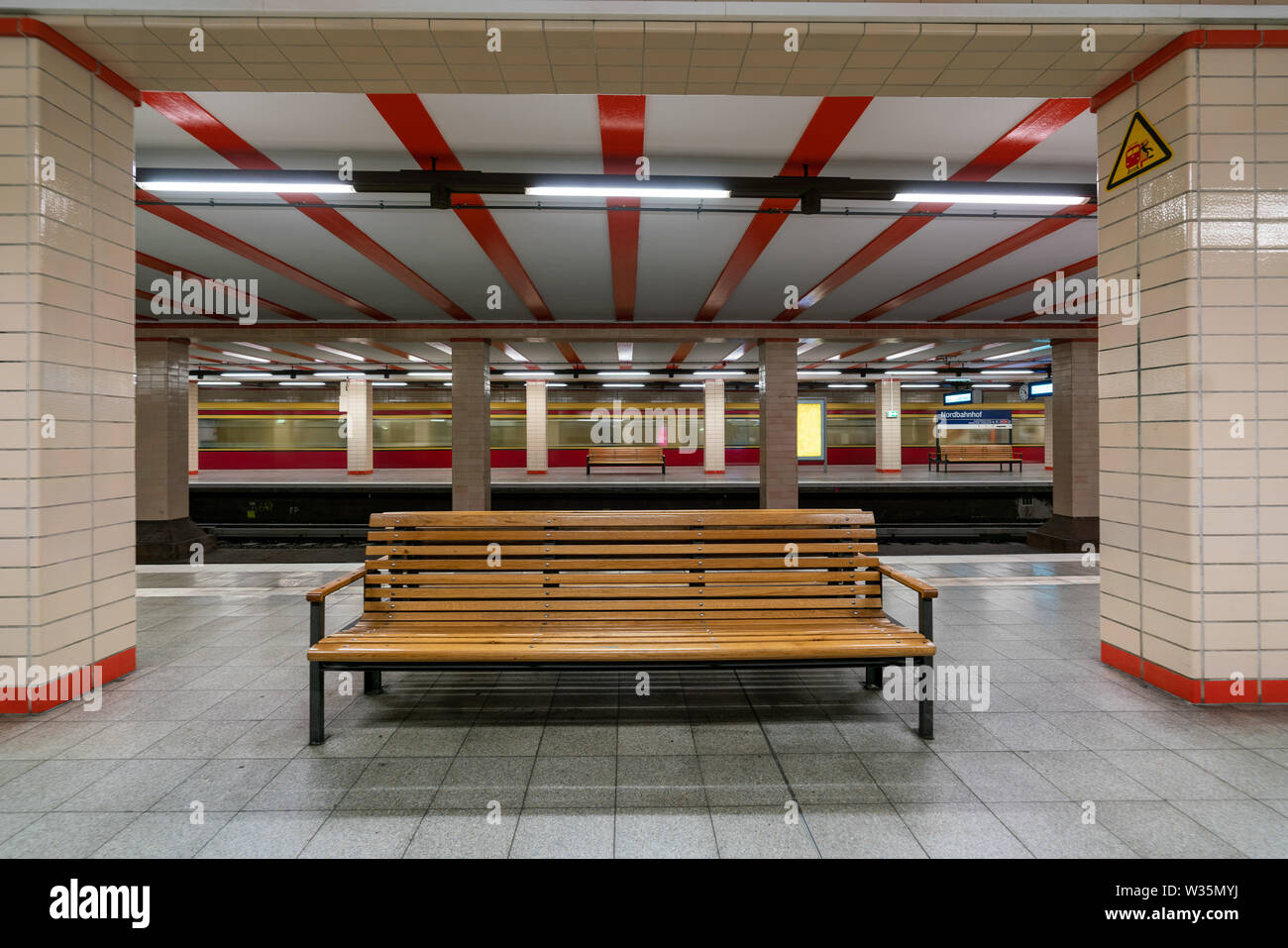Ungewohnte Perspektive einer Plattform am Berliner Nordbahnhof Eisenbahn undergroundstation Stockfoto