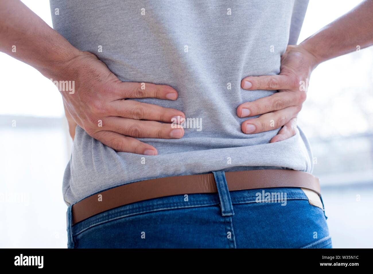 Mann seinen zurück in Schmerz berühren. Stockfoto