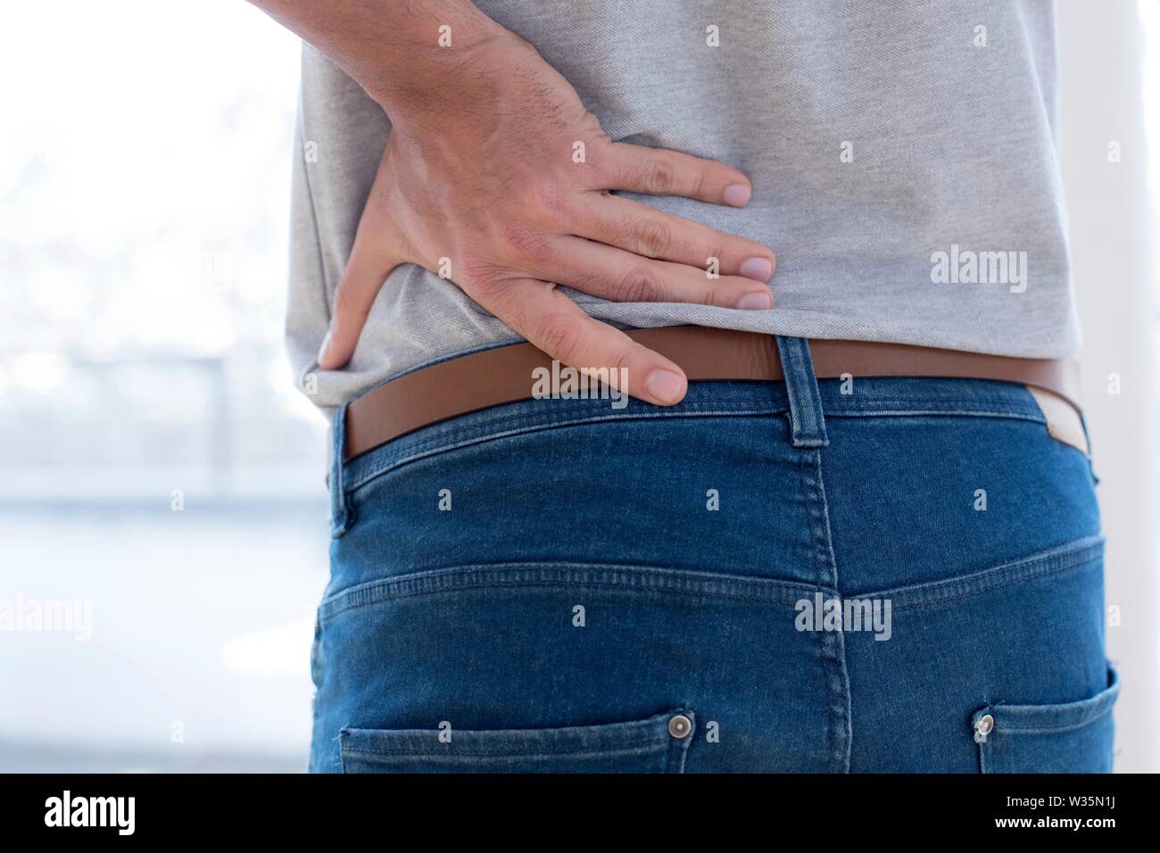 Mann seinen zurück in Schmerz berühren. Stockfoto