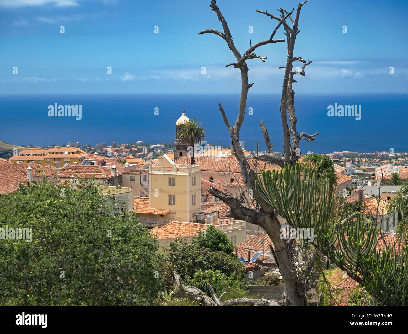 Blick über die roten Dächer der Altstadt von La Orotava im Norden der Kanarischen Insel Teneriffa. Vor dem dunklen Blau, ruhigen Atlantik Stockfoto