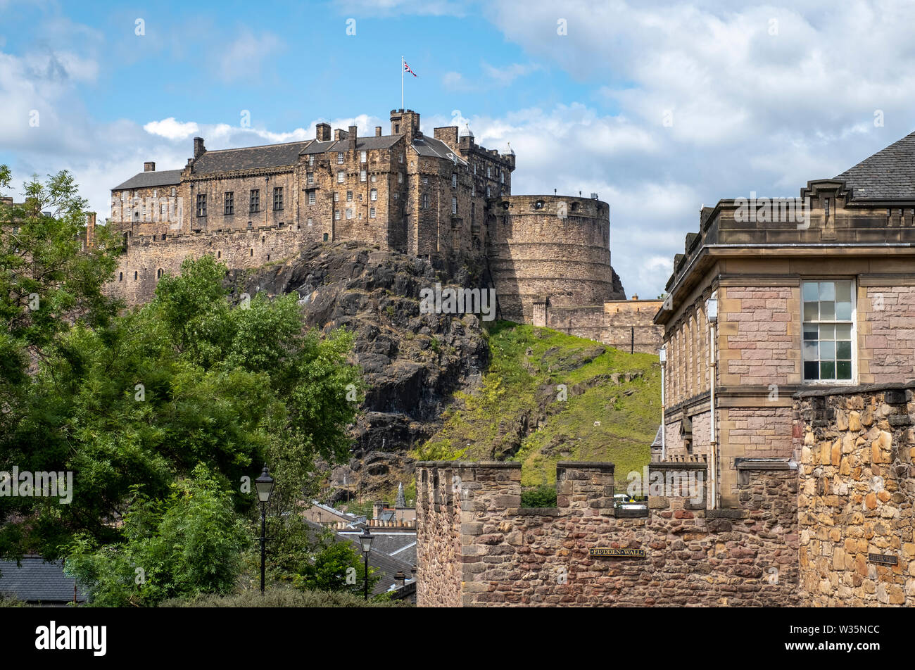 Flodden Wand und das Edinburgh Castle im Herzen der Altstadt von Edinburgh. Stockfoto