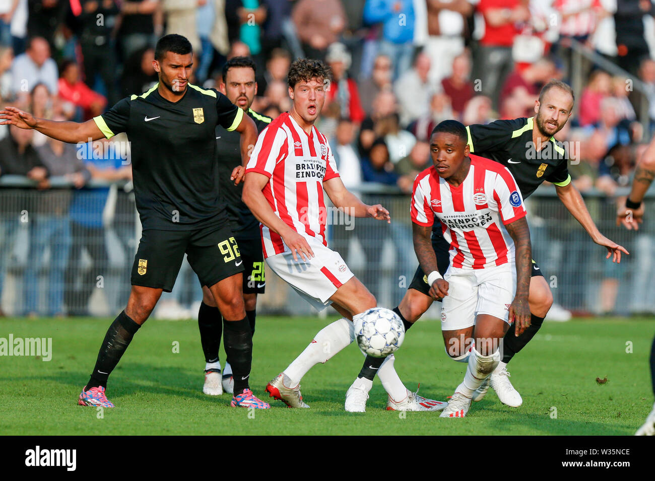 Eindhoven, Niederlande. 12. Juli, 2019. OOSTERHOUT, 12-07-2019, PSV-Aris Saloniki. Vor der Saison 2019-2020. Freundschaftsspiel. Aris Saloniki defender Lindsay Rose (L) und PSV Spediteur Sam Lammers (C) und PSV Spediteur Steven Bergwijn (R) während des Spiels PSV-Aris Saloniki. Credit: Pro Schüsse/Alamy leben Nachrichten Stockfoto