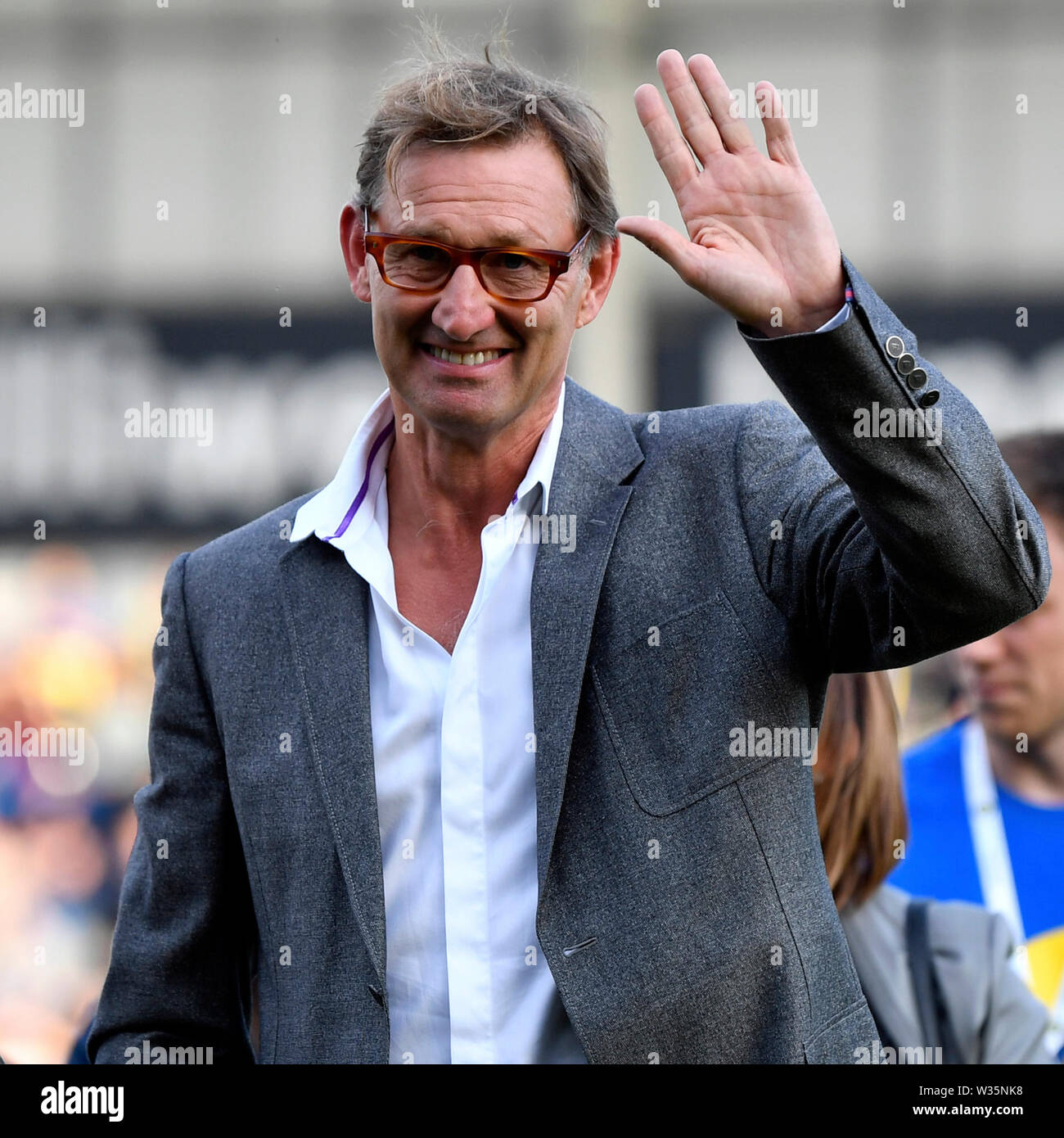 Warrington, Cheshire, UK. 12. Juli, 2019. RFL Rugby League, Warrington Wolves versus Salford Roten Teufel; RFL Präsident, Tony Adams Wellen an, zu den Volksmengen Credit: Aktion plus Sport/Alamy leben Nachrichten Stockfoto