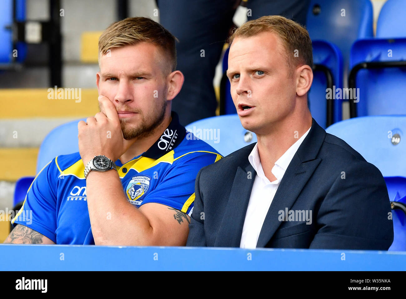 Warrington, Cheshire, UK. 12. Juli, 2019. RFL Rugby League, Warrington Wolves versus Salford Roten Teufel; Mike Cooper und Kevin Brown im Gespräch vor dem Spiel Quelle: Aktion plus Sport/Alamy leben Nachrichten Stockfoto